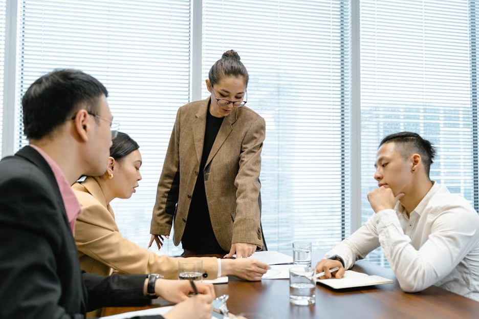 Liderzy zespołu współpracujący przy tablicy z notatkami w nowoczesnym biurze.